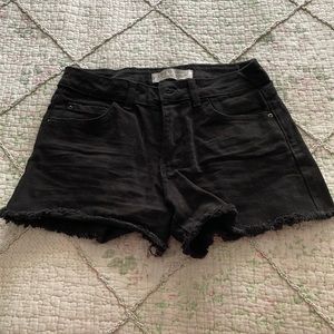 Distressed short shorts